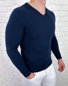 Ciemnogranatowy sweter męski w serek znaczek 3454