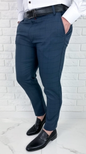Granatowe eleganckie spodnie męskie slim fit w czarną kratę 2036