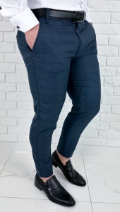 Granatowe eleganckie spodnie męskie slim fit w czarną kratę 2036