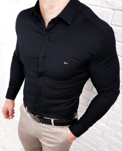 Czarna koszula męska slim fit z kołnierzem zakryta plisa 2010