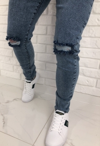 Niebieskie jeansy slim fit z dziurami 578