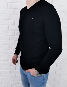 Czarny męski sweter w serek znaczek 3454