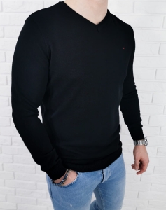 Czarny męski sweter w serek znaczek 3454