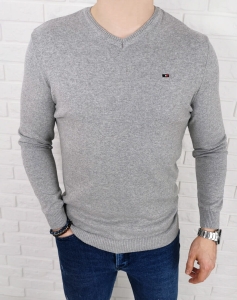 Szary męski sweter w serek znaczek 3454