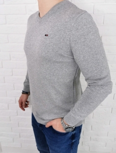 Szary męski sweter w serek znaczek 3454