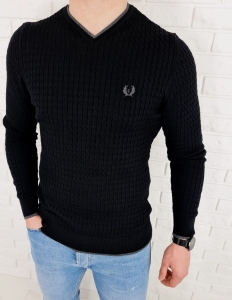 Czarny sweter w serek znaczek 402