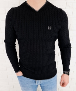 Czarny sweter w serek znaczek 402