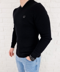 Czarny sweter w serek znaczek 402