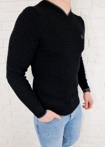 Czarny sweter w serek znaczek 402