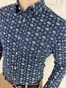 Granatowa koszula w białe kwiaty slim fit VP1637