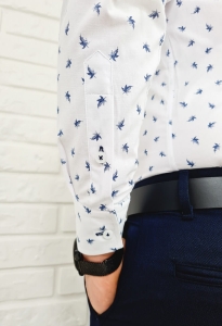 Biała koszula w granatowe liście slim fit VP1639